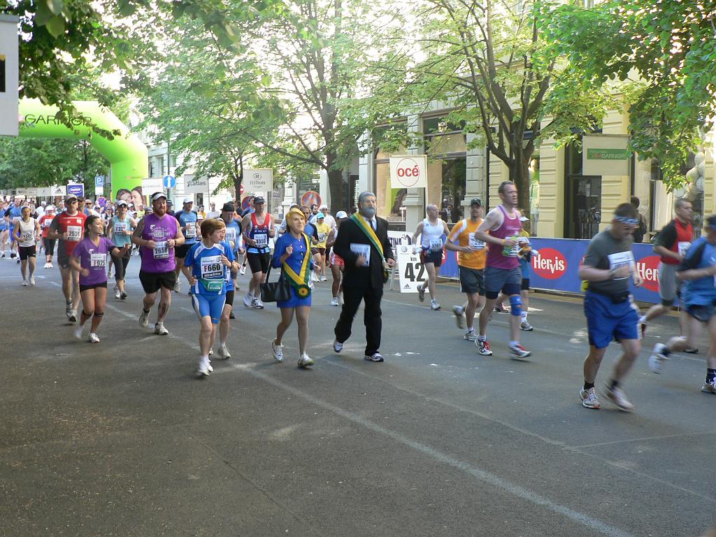 Maraton 08 045.jpg - startosta a paní starostová aneb sportovní oblečení je na nic